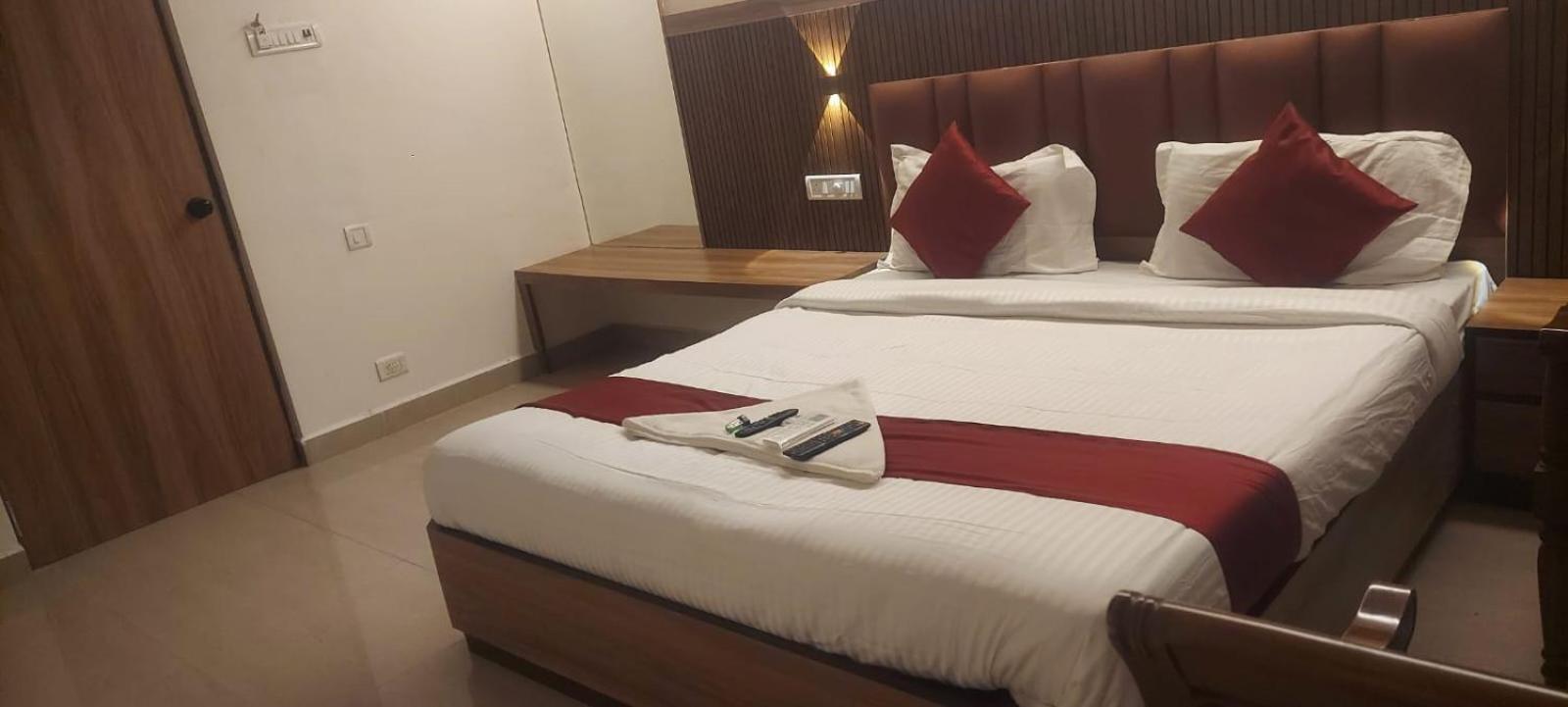 Capital O 69831 Hotel Mount Heera Chennai Exteriör bild